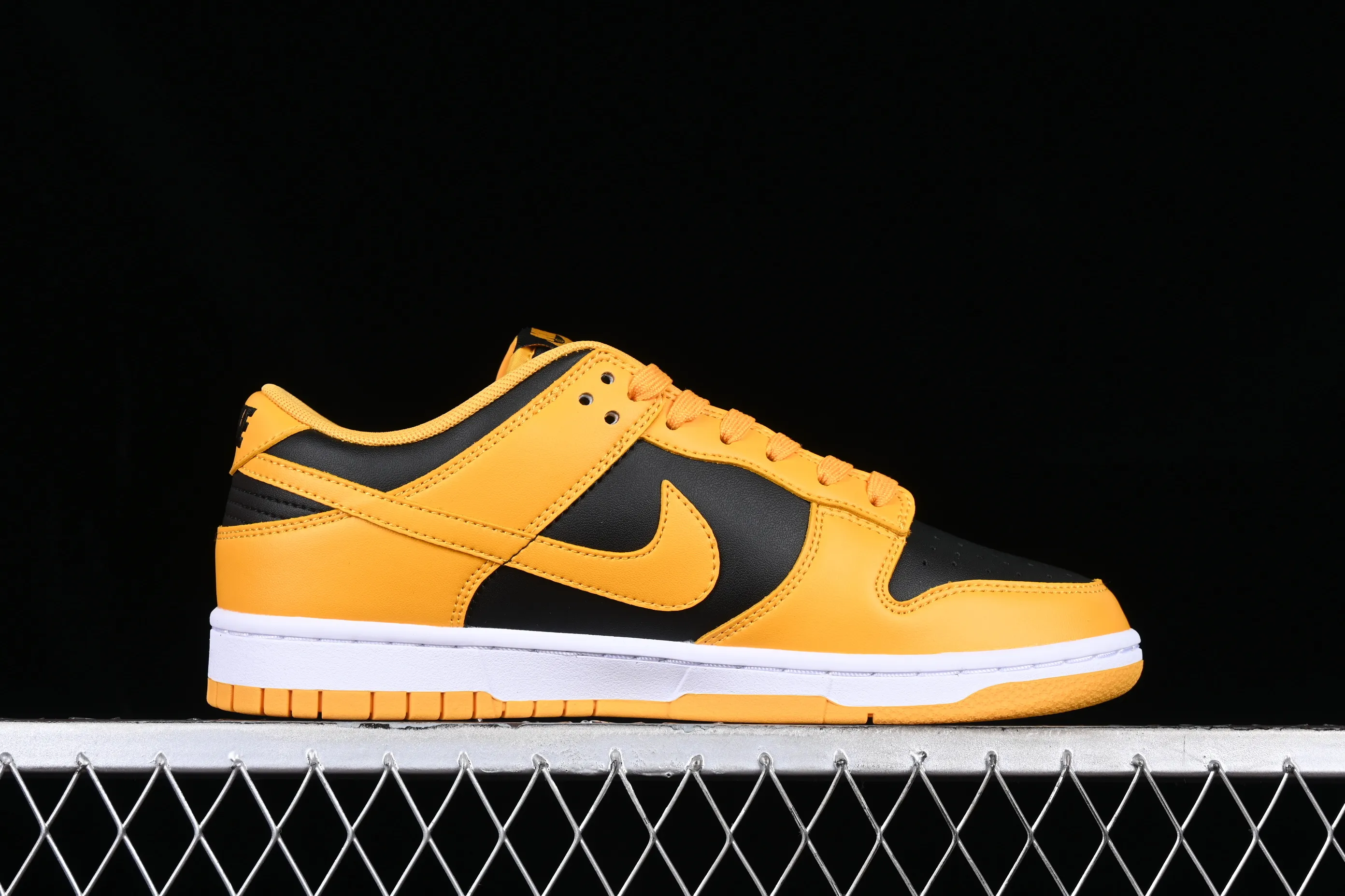 All Categories Nk SB Dunk Series Nk SB Dunk Low Low-top Sneakers Nk Dunk Low "Goldenrod" Black and Yellow University of Iowa SB Smashing Backboard Fashion Casual Sneakers DD1391-004